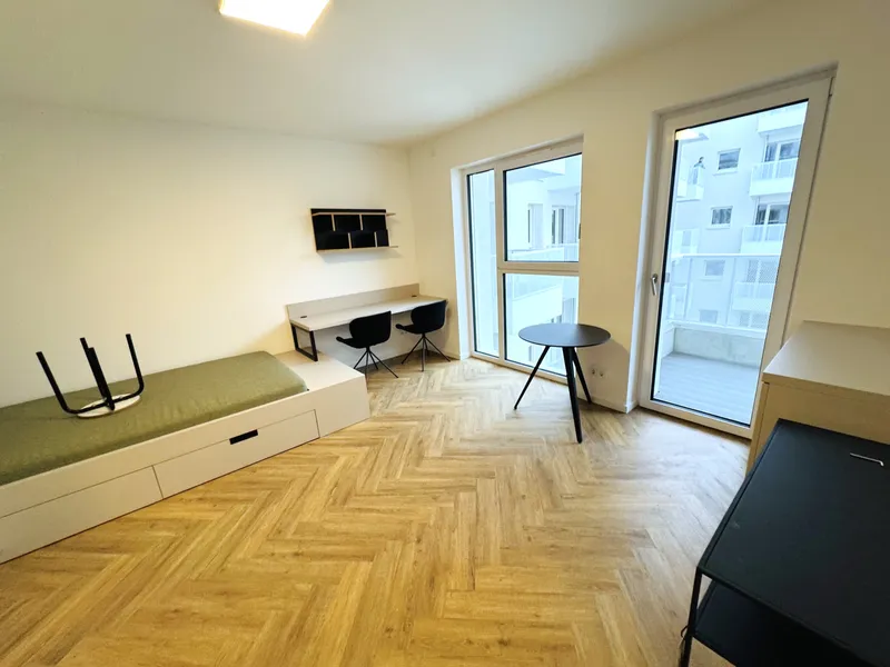 Modernes möbliertes Studio mit EBK und Balkon!! — photo 1